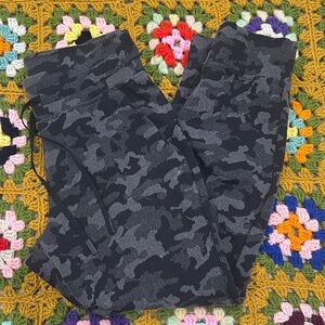 Lululemon women black camo joggers size 6